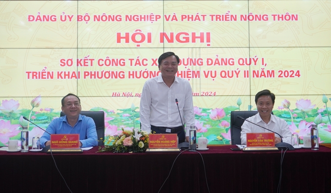 Đồng chí Nguyễn Hoàng Hiệp, Bí thư Đảng ủy Bộ, Thứ trưởng Bộ NN-PTNT phát biểu tại Hội nghị. Ảnh: Hồng Thắm.