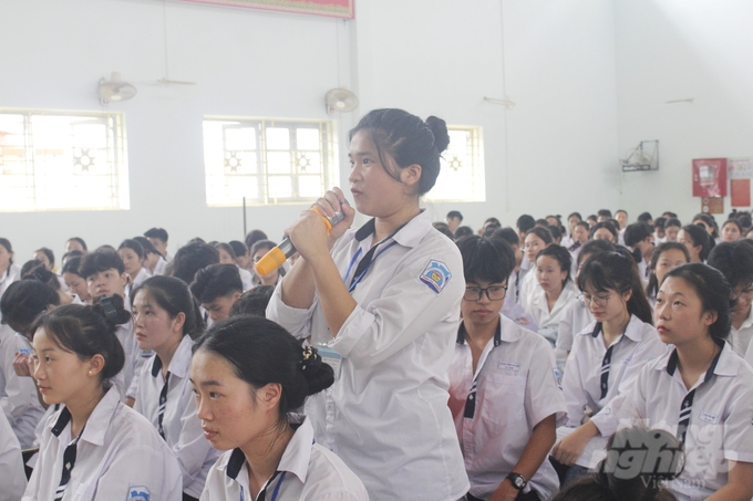 Các em học sinh tại Hà Giang đặt câu hỏi về những vấn đề liên quan đến khởi nghiệp. Ảnh: Lê Hoàn.
