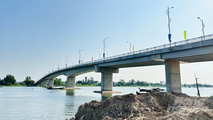 Cầu Châu Đốc có chiều dài 667m, rộng 14m với 4 làn xe, được xây dựng bằng bê tông cốt thép vĩnh cửu, nối thị xã Tân Châu và thành phố Châu Đốc, An Giang với tổng mức đầu tư công trình trên 534 tỷ đồng. Ảnh: Lê Hoàng Vũ.