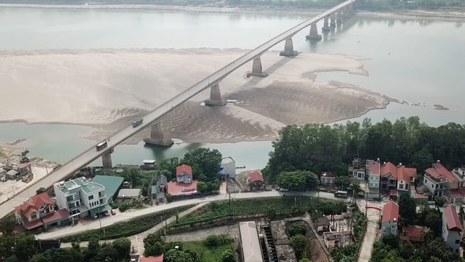 Sông Hồng đoạn chảy qua khu vực cầu Trung Hà (Ba Vì, Hà Nội) cạn nước khiến những roi cát nổi lên. Ảnh: MP.