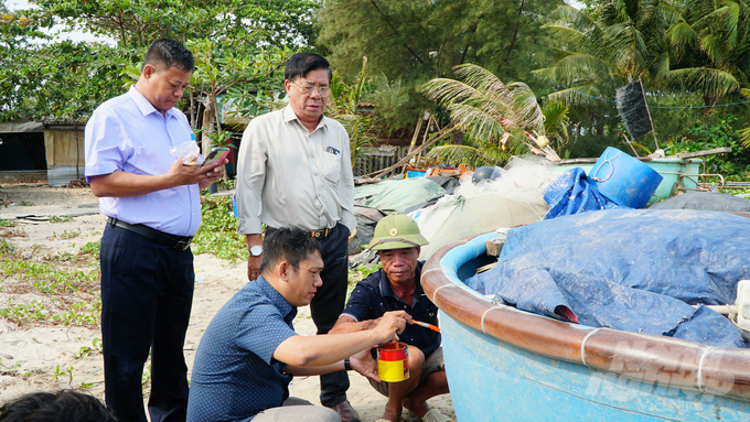 Ngư dân được cấp, vẽ số tạm cho thuyền thúng tại xã Phước Tỉnh, huyện Long Điền. Ảnh: Lê Bình.