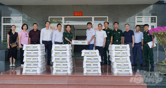 Lãnh đạo Chi nhánh Báo Nông nghiệp Việt Nam tại TP.HCM và Viện Chăn nuôi, Trung tâm Vigova trao tặng 2.000 con vịt biển giống cho Bộ Chỉ huy Bộ đội Biên phòng Bà Rịa - Vũng Tàu. Ảnh: Lê Bình.