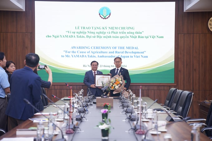 Bộ trưởng Lê Minh Hoan thay mặt Bộ NN-PTNT trao tặng tặng Kỷ niệm chương 'Vì sự nghiệp Nông nghiệp và Phát triển nông thôn' cho ông Yamada Takio, Đại sứ Đặc mệnh toàn quyền Nhật Bản tại Việt Nam.
