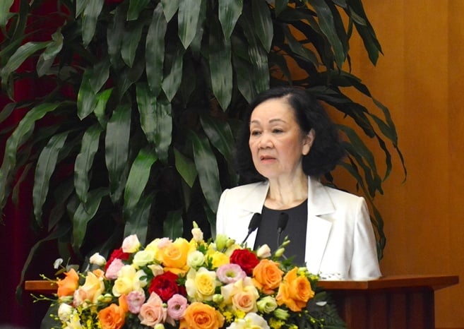 Ms. Truong Thi Mai, member of the Politburo, Permanent Member of the Secretariat, and Head of the Central Organization Commission, announcing key tasks. Photo: Hong Tham.