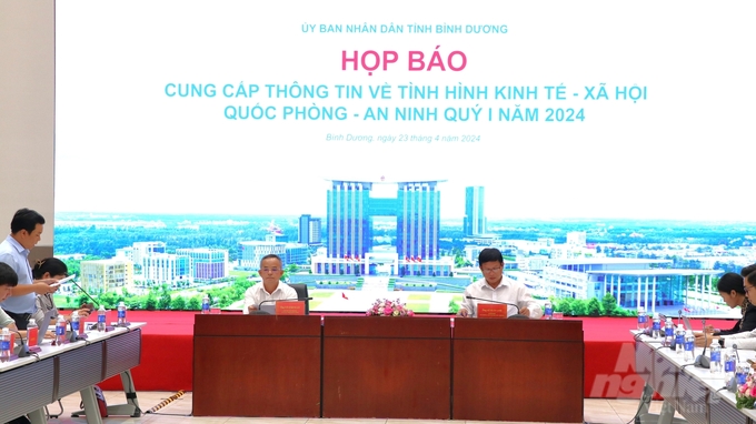 UBND tỉnh Bình Dương họp báo thông tin tình hình kinh tế - xã hội, quốc phòng - an ninh quý I/2024 chiều ngày 23/4. Ảnh: Trần Phi.