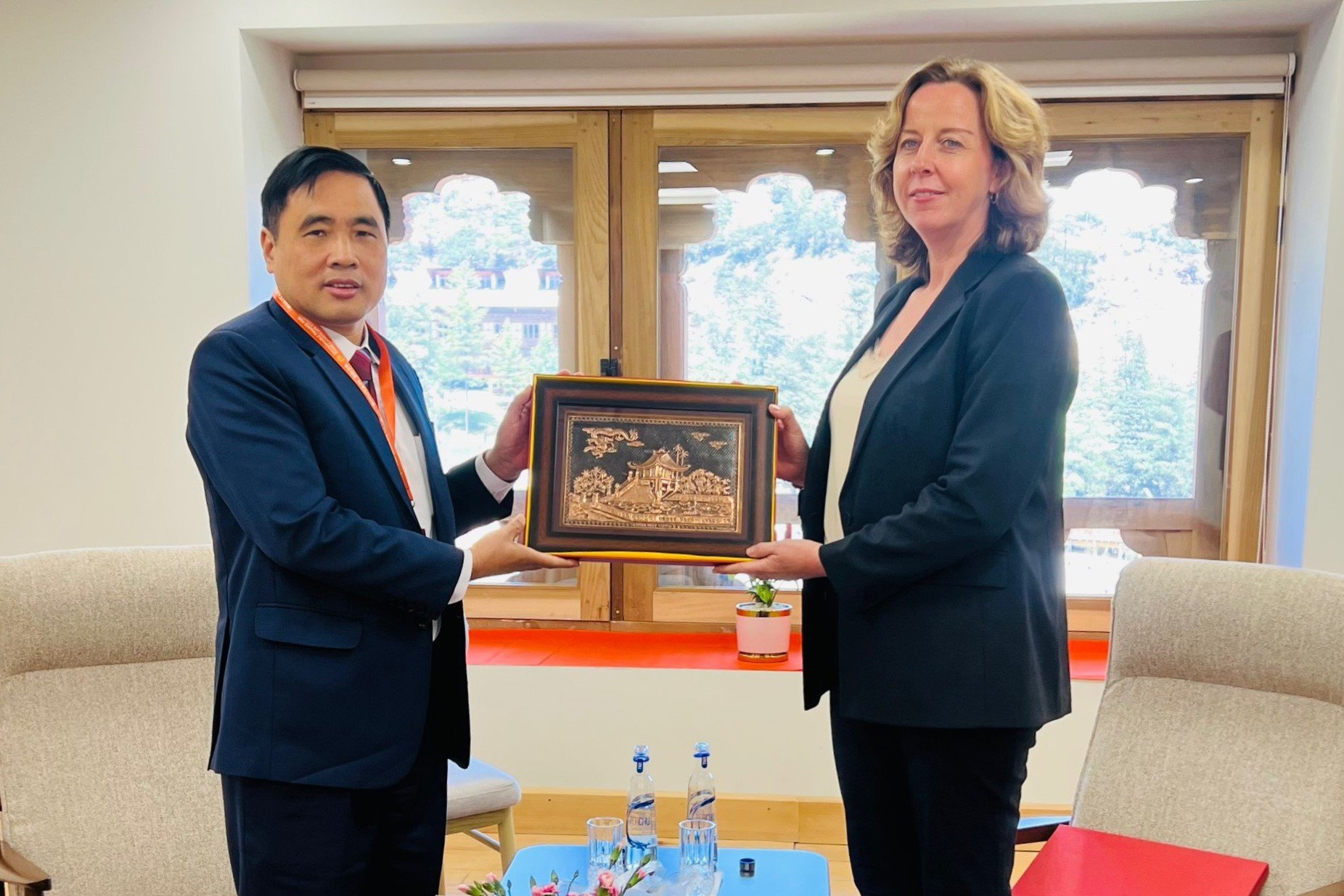 Thứ trưởng Nguyễn Quốc Trị tặng quà lưu niệm Tổng giám đốc toàn cầu WWF quốc tế, bà Kirsten Schuijt.
