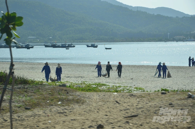 Strengthening coastal environmental protection ensures community economic and social welfare. Photo: Hai Nam.