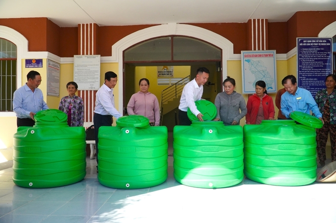 Người dân địa phương được giới thiệu, hướng dẫn cách bảo quản bồn trữ nước để khai thác tối đa hiệu quả. Ảnh: Kim Anh.