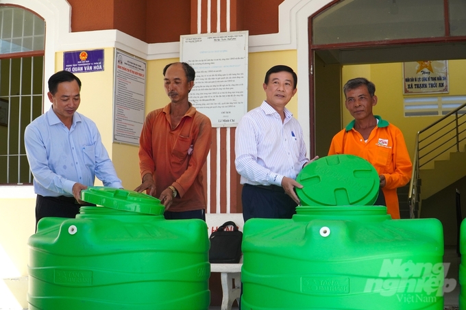 Đây là năm thứ 2, Báo Nông nghiệp Việt Nam phối hợp với Tập đoàn Tân Á Đại Thành triển khai chương trình trao tặng bồn nước và máy lọc nước cho người dân vùng hạn mặn. Ảnh: Kim Anh.