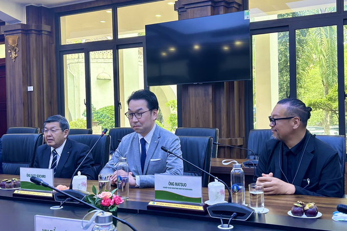 Mr. Sato Seiichiro (middle) - Nikicho town chief speaking at the meeting. Photo: Linh Linh.