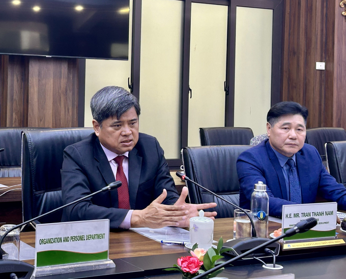 Deputy Minister of Agriculture and Rural Development Tran Thanh Nam (left) spoke at the working session. Photo: Linh Linh.