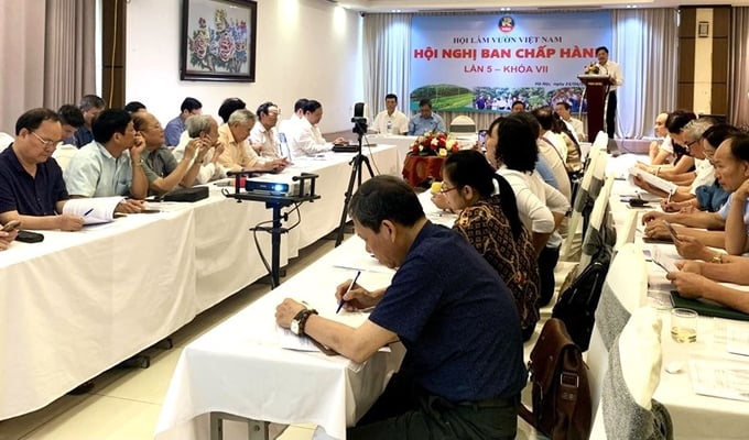 Các đại biểu tham gia Hội nghị tập trung thảo luận nội dung hoạt động năm 2024, thực hiện Nghị quyết Đại hội lần thứ VII, chuẩn bị cho Đại hội lần thứ VIII và kỷ niệm 40 năm thành lập Hội Làm vườn Việt Nam vào đầu năm 2026.