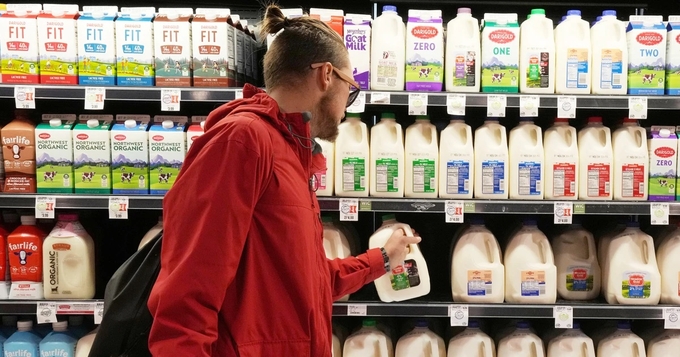 Một khách hàng mua sữa ở Thành phố Salt Lake hồi năm 2021. Ảnh: NBC News.