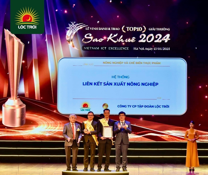 Đại diện Tập đoàn Lộc Trời nhận Giải thưởng Sao Khuê 2024.