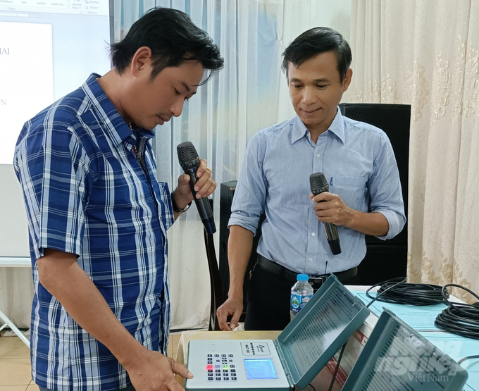 Ông Nguyễn Trung Khương (áo kẻ), thuyền trưởng tàu cá BV 95807 TS (xã Bình Châu, huyện Xuyên Mộc) thực hiện thao tác ghi nhật ký khai thác điện tử trong một buổi tập huấn của Trung tâm Khuyến nông tỉnh tổ chức. Ảnh: NM.