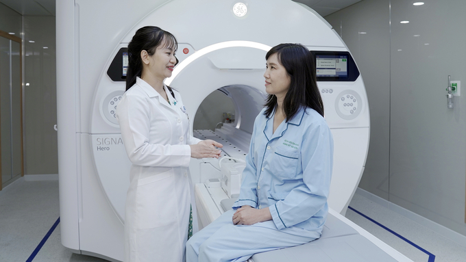 Bác sĩ tư vấn cho người bệnh trước khi thực hiện chụp cộng hưởng từ bằng hệ thống MRI 3.0 Tesla SIGNA™Hero.