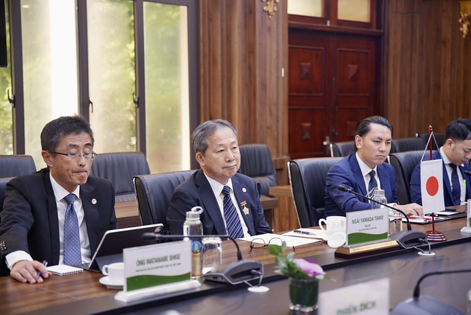 Ambassador Yamada Takio (seated in the middle) affirmed that he will continue to support the Vietnam - Japan relationship, including agricultural cooperation. Photo: Linh Linh.