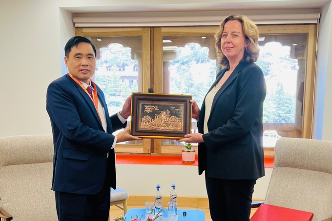 Deputy Minister Nguyen Quoc Tri presenting a souvenir to Ms. Kirsten Schuijt, Director General of WWF International.