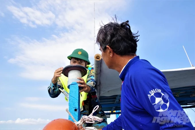 The Border Guard Command of Ba Ria-Vung Tau province conducted inspections of vessel monitoring equipment on fishing boats. Photo: Van Danh.