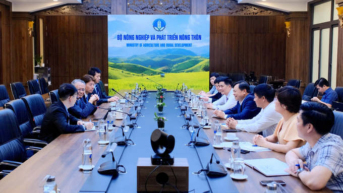 Deputy Minister Nguyen Hoang Hiep met with the former Japanese Ambassador to Vietnam to discuss strengthening cooperation in natural disaster prevention and control. Photo: Quynh Chi.