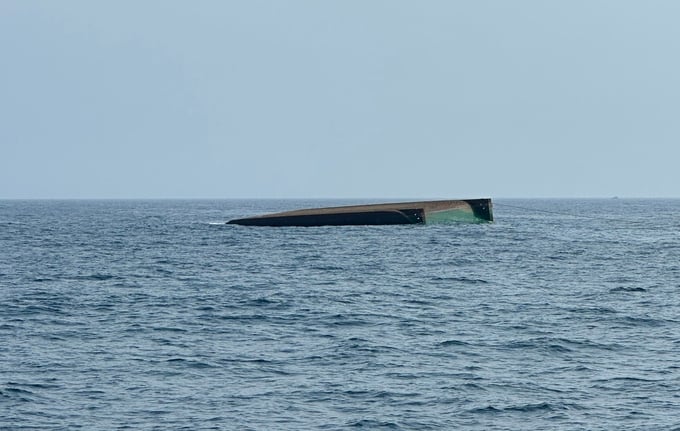 Tàu kéo sà lan bất ngờ bị chìm trên biển. Ảnh: CTV.