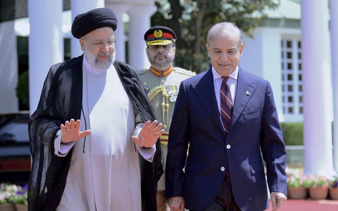 Tổng thống Iran Ebrahim Raisi đi dạo cùng Thủ tướng Pakistan Shehbaz Sharif tại Islamabad, Pakistan hôm 22/4. Ảnh: AP.