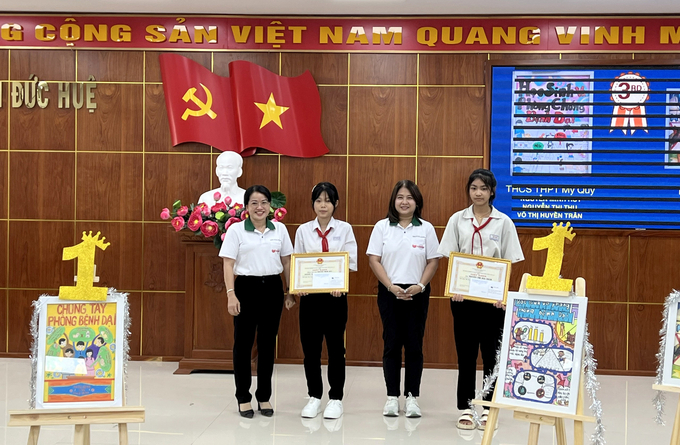 Trao giải cho các học sinh đạt giải Cuôc thi vẽ tranh cổ động 'Phòng chống bệnh dại dưới góc nhìn của học sinh'. Ảnh: Sơn Trang.