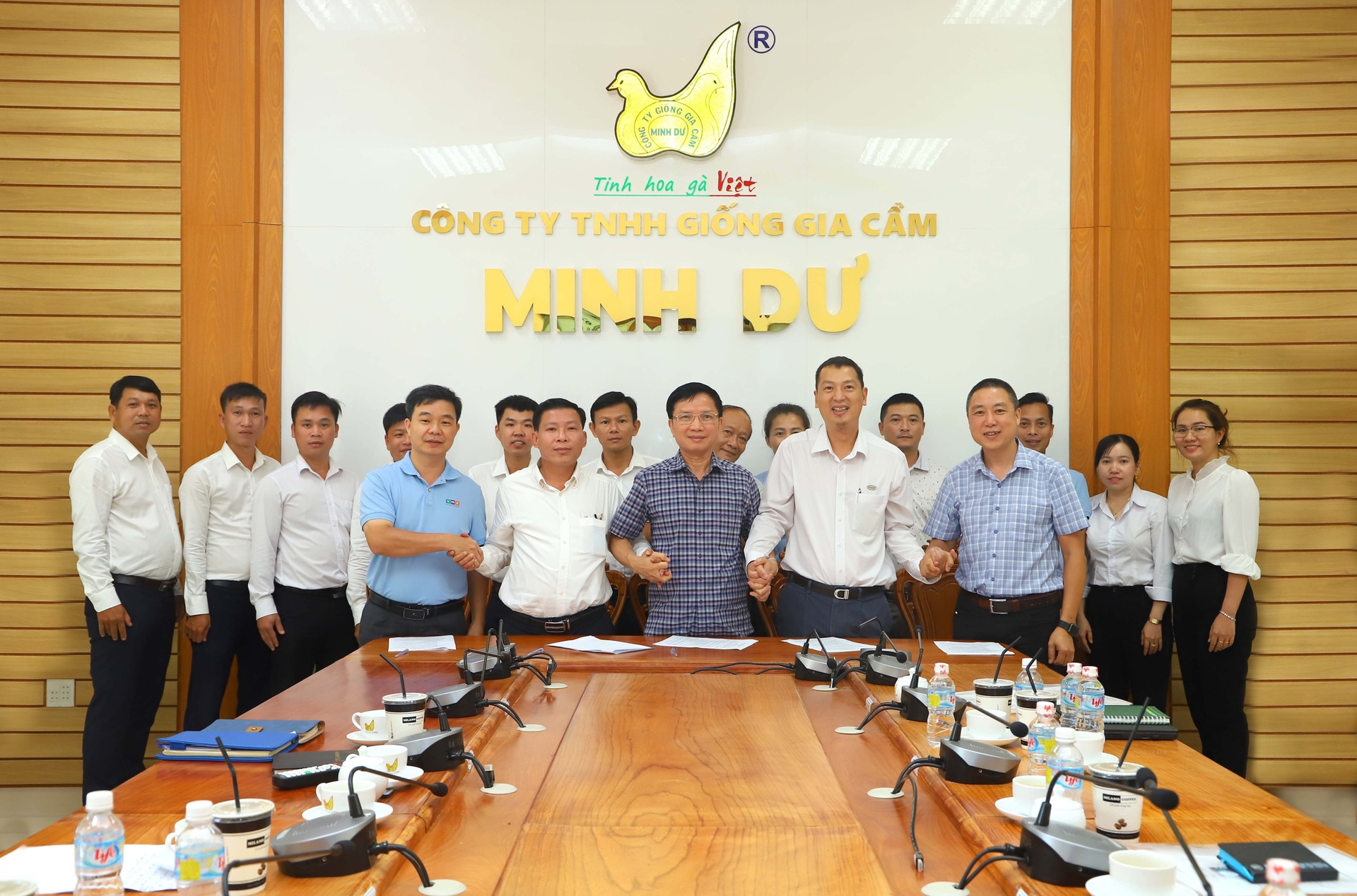 Ông Nguyễn Thanh Sơn, Chủ tịch Hiệp hội Chăn nuôi gia cầm Việt Nam (áo kẻ giữa) cùng các doanh nghiệp, trong đó có VMC Việt Nam ký hợp tác chiến lược.