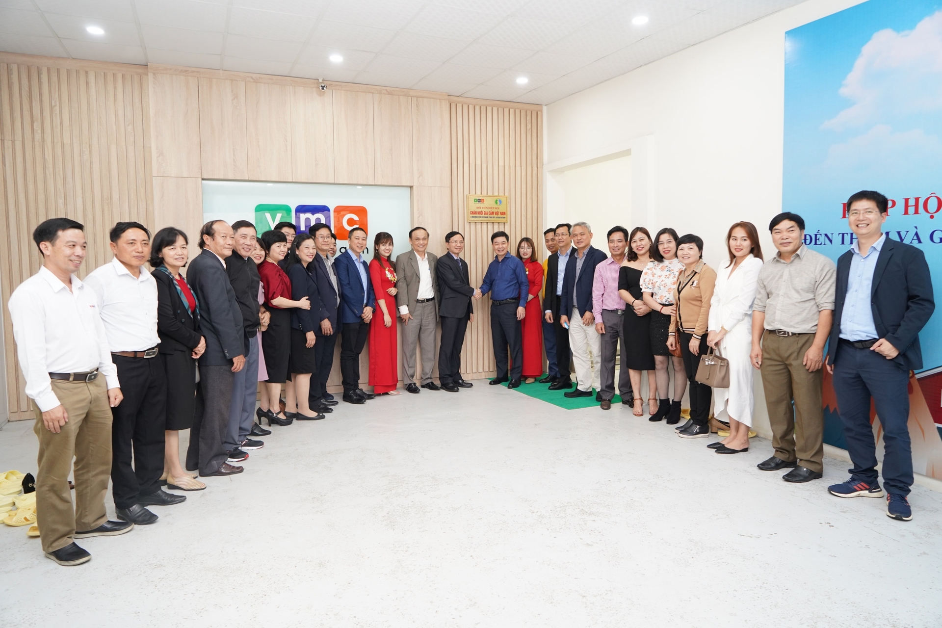 Hiệp hội Chăn nuôi gia cầm Việt Nam (VIPA) gắn biển hội viên tại Công ty VMC Việt Nam.
