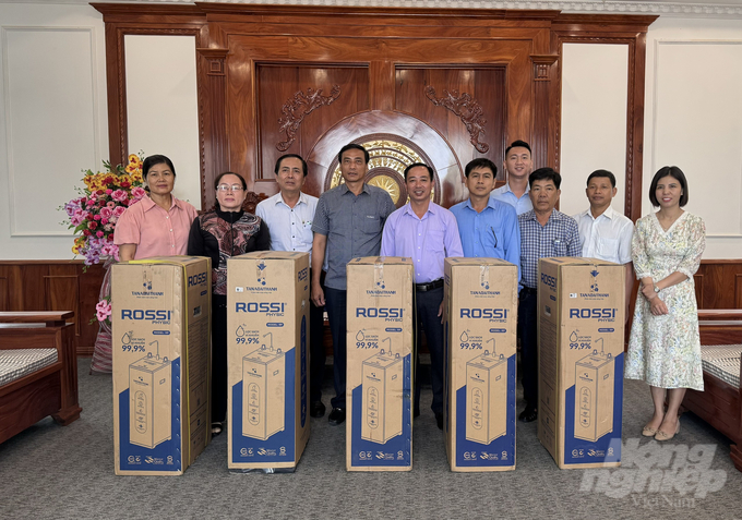 Đại diện Báo Nông nghiệp Việt Nam, Tập đoàn Tân Á Đại Thành trao tặng 5 máy lọc nước cho các trường học trên địa bàn huyện Hòa Bình. Ảnh: Trọng Linh.