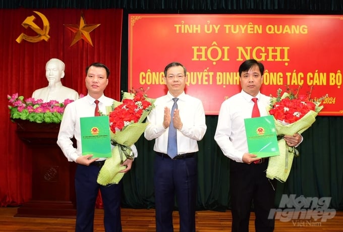 Chủ tịch UBND tỉnh Nguyễn Văn Sơn trao quyết định và tặng hoa chúc mừng ông Nguyễn Văn Việt (ngoài cùng bên trái) và ông Nguyễn Mạnh Tiến. Ảnh: HH.