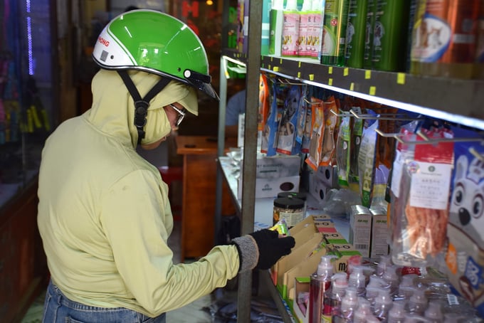 A customer purchasing pet food and shampoo at the Quang Dung Pet Clinic in Quy Nhon city, Binh Dinh province. Photo: V.D.T.