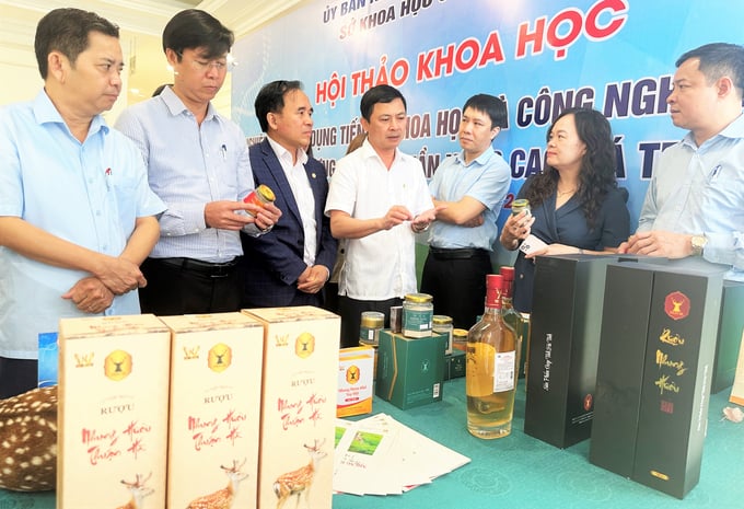 Ông Lê Ngọc Châu (giữa), Phó Chủ tịch UBND tỉnh Hà Tĩnh cùng các đại biểu tham dự hội thảo khoa học ứng dụng tiến bộ KH-CN vào chế biến sâu sản phẩm nhung hươu vừa được tổ chức tại TP Hà Tĩnh. Ảnh: Thanh Nga.