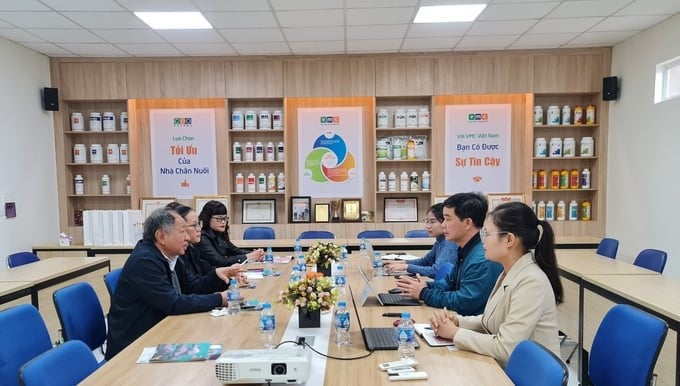 VMC Vietnam actively cooperates with experts, state management agencies, and international organizations to help farmers understand early and proactive disease prevention and control methods.