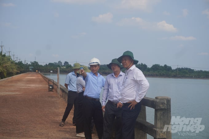 Ông Nguyễn Xuân Hoàng, Phó Giám đốc Sở NN-PTNT TP.HCM (đứng giữa) dẫn đầu đoàn công tác kiểm tra tình hình cấp nước tại Nhà máy nước Kênh Đông. Ảnh: Nguyễn Thủy.