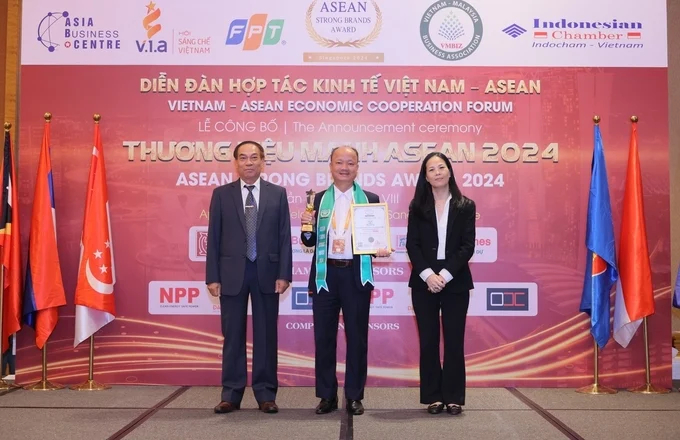 Entrepreneur Nguyen Hong Phong, Vice Chairman of the Vietnam Young Entrepreneurs Association and CEO of Tien Nong Agricultural Joint Stock Company was honored to receive the ASEAN Strong Brand Award 2024.