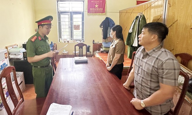 Cơ quan CSĐT đọc lệnh bắt bị can để tạm giam đối với Nguyễn Văn Năng. Ảnh: Cơ quan công an.
