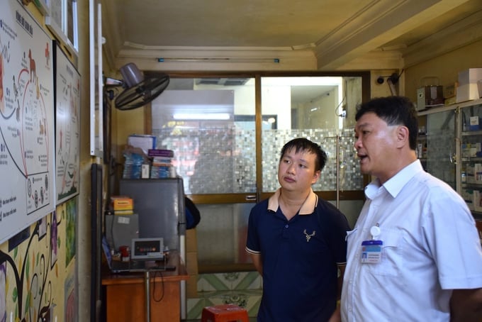 Mr. Nguyen Thanh Binh (right), Head of the Department of Livestock Production under the Binh Dinh province's Sub-Department of Livestock Production and Animal Health, in a discussion with Mr. Nguyen Xuan Hoang, a specialist in pet grooming at the Quang Dung Pet Clinic. Photo: V.D.T.