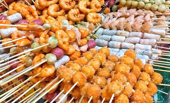 A seafood skewer includes many different types of raw materials. Photo: Son Trang.