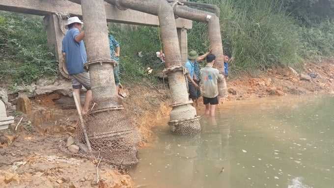 Việc lấy nước sản xuất vụ hè thu ở Nghệ An thường xuyên phải đối mặt với nhiều khó khăn. Ảnh: Hải Đăng.