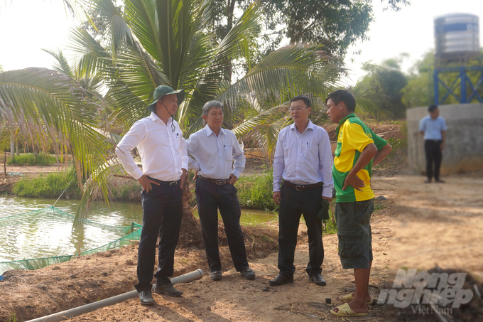 Lãnh đạo Sở NN-PTNT TP.HCM hỏi thăm tình hình sản xuất của người dân trên địa bàn huyện Củ Chi. Ảnh: Nguyễn Thủy.
