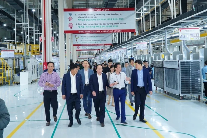 The city leaders visited the factories of LG Corporation in Trang Due Industrial Park. Photo: Dam Thanh.