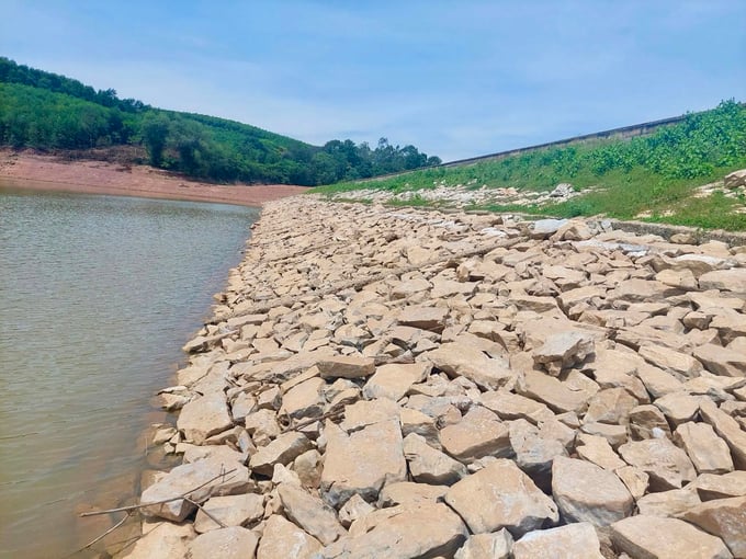 Mực nước nhiều hồ chứa ở Nghệ An rất thấp trước thềm vụ hè thu 2024. Ảnh: Hoàng Trinh.