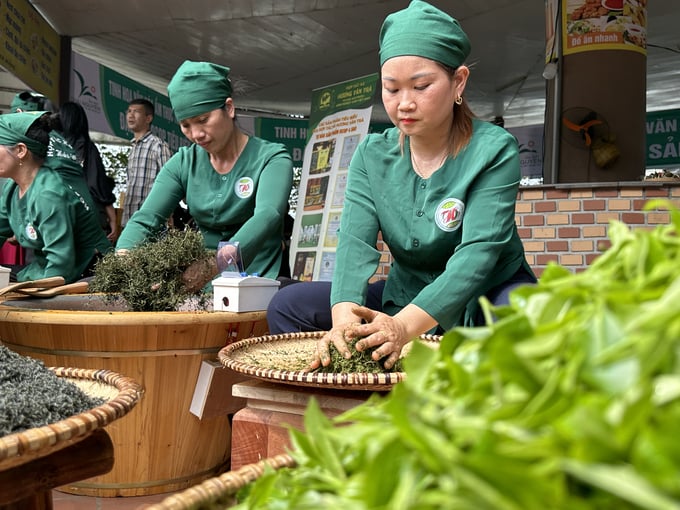 HTX Hương Vân Trà biểu diễn quá trình sao chè bằng tay tại khu vực Giới thiệu, quảng bá các sản phẩm OCOP, nông sản và sản phẩm du lịch tiêu biểu của tỉnh Thái Nguyên... Hiện nay, tỉnh Thái Nguyên xác định việc phát triển du lịch gắn với văn hóa Trà là một trong những nhiệm vụ trọng tâm của Đề án phát triển du lịch tỉnh Thái Nguyên giai đoạn 2021 - 2025, định hướng đến năm 2030. 