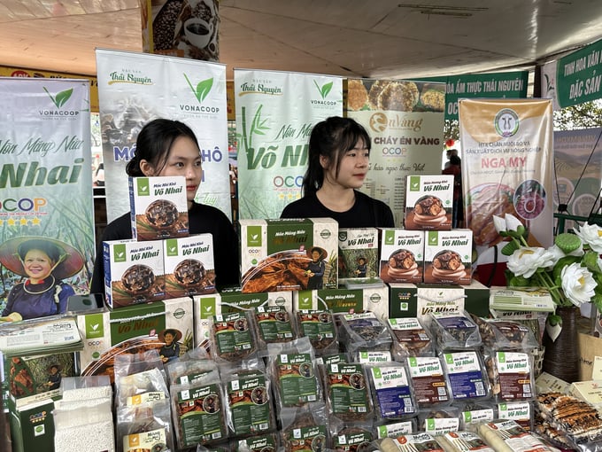 Gian hàng giới thiệu và bán các sản phẩm OCOP, nông sản và sản phẩm du lịch tiêu biểu của huyện Võ Nhai (Thái Nguyên) thu hút nhiều du khách bằng nhiều sản phẩm hữu cơ, tốt cho sức khỏe.