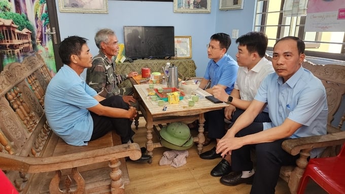 Lãnh đạo thị xã Quảng Yên thăm hỏi, động viên gia đình bị nạn.