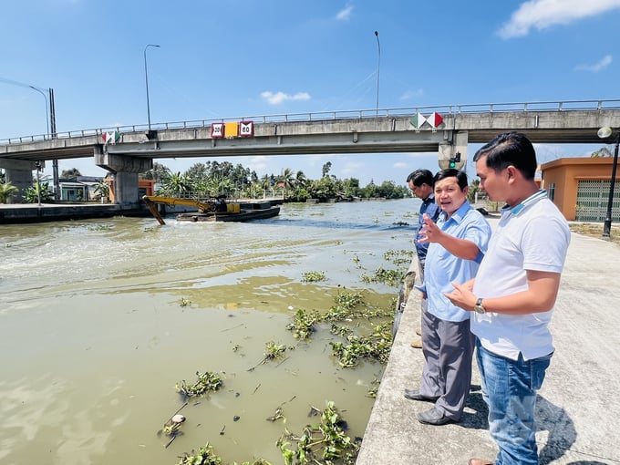 Ninh Quoi A commune official visiting Ninh Quoi sluice. Photo: Trong Linh.