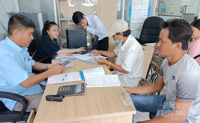 Officers at Tan Phuoc Fishing Port, Long Dien district, verifying the fishing logbook submitted by the vessel owner, ensuring it matches the coordinates on the national fishing vessel monitoring system. Photo: NM.