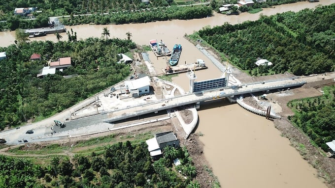 The Ben Ro sluice gate prevents saltwater intrusion from the Ham Luong River into the Ba Lai River. Photo: Minh Dam.