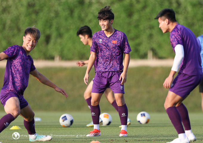 Quốc Việt, Văn Trường hứng khởi tập luyện chuẩn bị cho trận gặp U23 Iraq.
